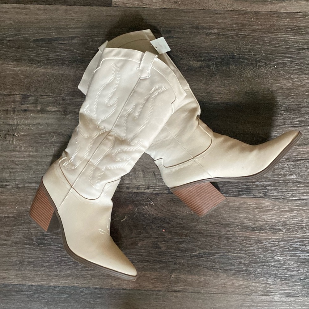 Cute cowgirl boots to add spice and fashion to any outfit! Size 9
